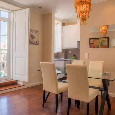 B35 - Mainstreet Duplex In Apartment *